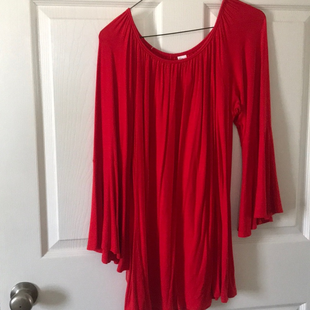 Super cute red tunic.. I love the back